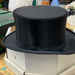 MAGICIAN TOP HAT BY TOPS HATS OF AMERICA- 7 1/8. COLLAPSIBLE